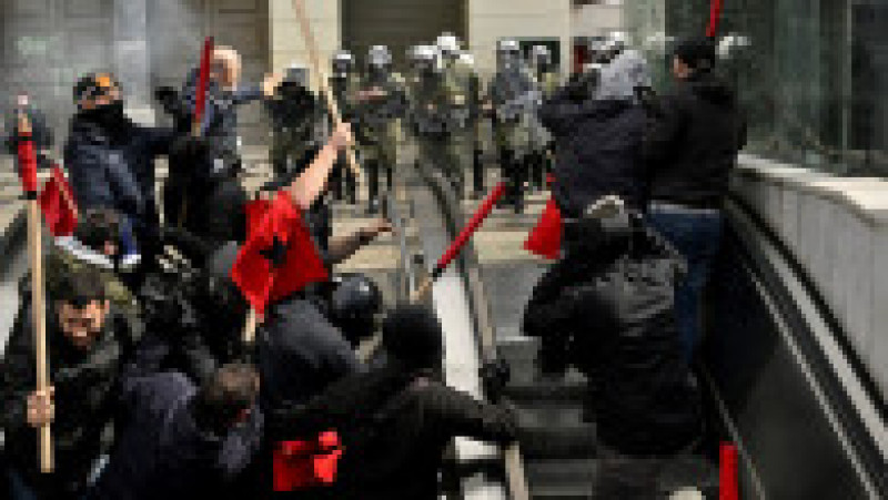 Mii de oameni au ieșit în stradă în Atena. Protestatarii au aruncat cu cocktailuri Molotov, poliția a răspuns cu gaze lacrimogene. FOTO: Profimedia Images | Poza 14 din 14