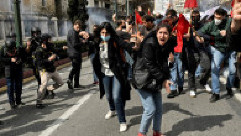 Mii de oameni au ieșit în stradă în Atena. Protestatarii au aruncat cu cocktailuri Molotov, poliția a răspuns cu gaze lacrimogene. FOTO: Profimedia Images | Poza 13 din 14