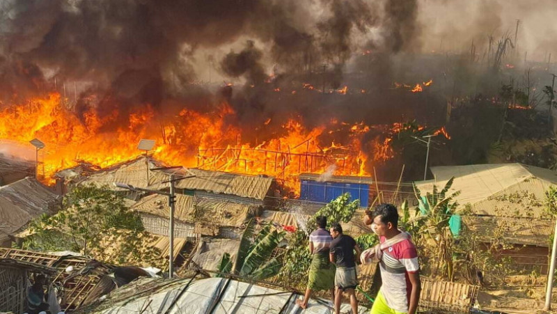 Incendiu devastator într-o tabără de refugiați rohingya din Bangladesh. Foto: Profimedia