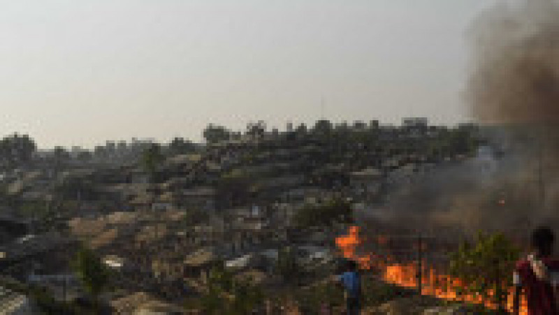Incendiu devastator într-o tabără de refugiați rohingya din Bangladesh. Foto: Profimedia | Poza 2 din 10