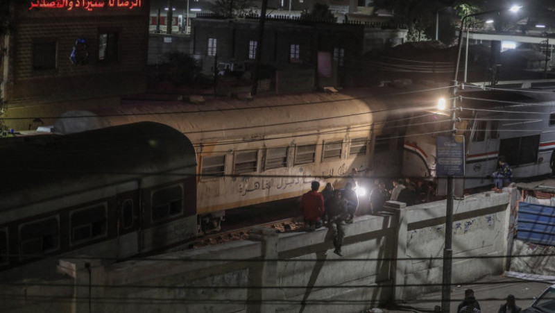 Doi morţi şi 16 răniţi, după ce un tren a deraiat în Egipt. Imagini de la locul accidentului. FOTO: Profimedia Images
