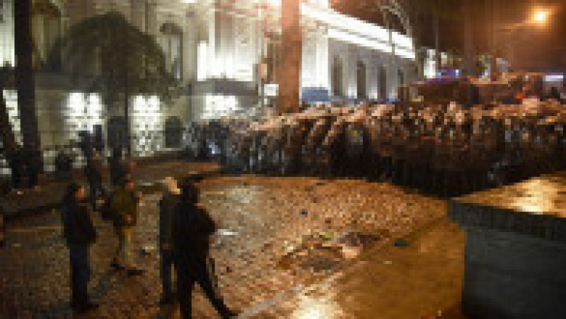 Poliția din Georgia a folosit gaze lacrimogene și tunuri cu apă împotriva protestatarilor din Tbilisi, după ce parlamentul a anunțat că sprijină un proiect de lege privind „agenți străini”. Foto: Profimedia Images | Poza 5 din 21