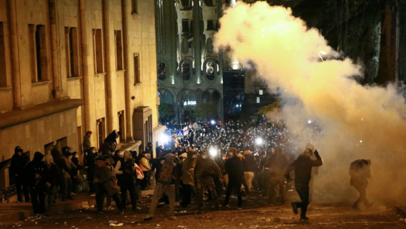 Poliția din Georgia a folosit gaze lacrimogene și tunuri cu apă împotriva protestatarilor din Tbilisi, după ce parlamentul a anunțat că sprijină un proiect de lege privind „agenți străini”. Foto: Profimedia Images