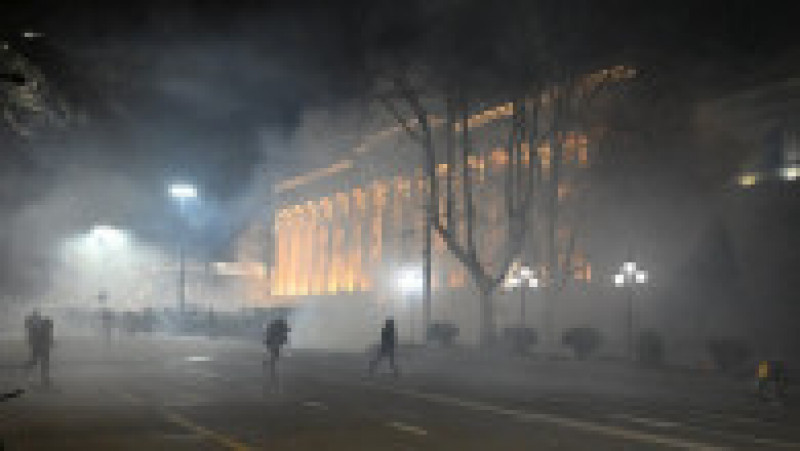 Poliția din Georgia a folosit gaze lacrimogene și tunuri cu apă împotriva protestatarilor din Tbilisi, după ce parlamentul a anunțat că sprijină un proiect de lege privind „agenți străini”. Foto: Profimedia Images | Poza 8 din 21