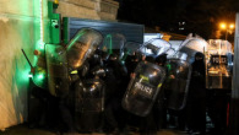 Poliția din Georgia a folosit gaze lacrimogene și tunuri cu apă împotriva protestatarilor din Tbilisi, după ce parlamentul a anunțat că sprijină un proiect de lege privind „agenți străini”. Foto: Profimedia Images | Poza 7 din 21