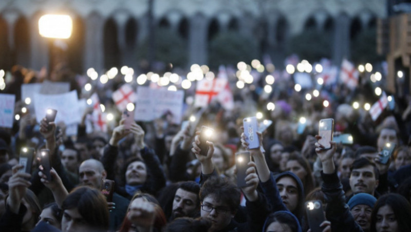 Mii de oameni participă miercuri la a doua zi consecutivă de proteste în capitala georgiană Tbilisi. Foto: Profimedia