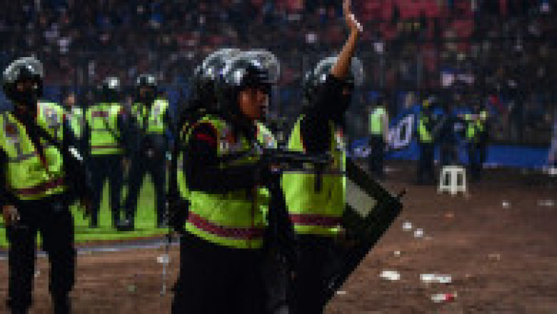 Octombrie 2022: O busculadă uriaşă, provocată de lansarea de gaze lacrimogene de către poliţie, s-a soldat cu 135 de morţi în rândul suporterilor indonezieni, la finalul unei partide disputate la Malang, în estul insulei Java. Sursa foto Profimedia Images | Poza 16 din 35