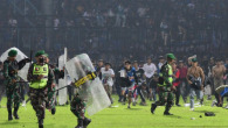 Octombrie 2022: O busculadă uriaşă, provocată de lansarea de gaze lacrimogene de către poliţie, s-a soldat cu 135 de morţi în rândul suporterilor indonezieni, la finalul unei partide disputate la Malang, în estul insulei Java. Sursa foto Profimedia Images | Poza 3 din 35