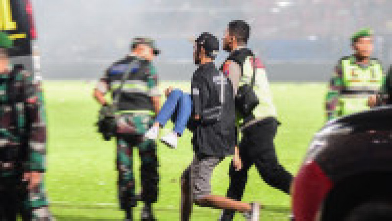 Octombrie 2022: O busculadă uriaşă, provocată de lansarea de gaze lacrimogene de către poliţie, s-a soldat cu 135 de morţi în rândul suporterilor indonezieni, la finalul unei partide disputate la Malang, în estul insulei Java. Sursa foto Profimedia Images | Poza 19 din 35