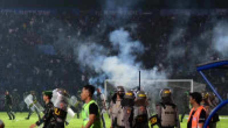 Octombrie 2022: O busculadă uriaşă, provocată de lansarea de gaze lacrimogene de către poliţie, s-a soldat cu 135 de morţi în rândul suporterilor indonezieni, la finalul unei partide disputate la Malang, în estul insulei Java. Sursa foto Profimedia Images | Poza 2 din 35