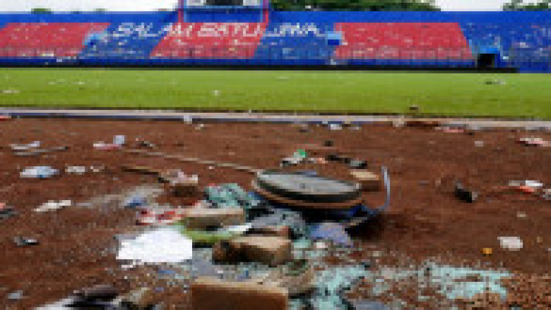 Octombrie 2022: O busculadă uriaşă, provocată de lansarea de gaze lacrimogene de către poliţie, s-a soldat cu 135 de morţi în rândul suporterilor indonezieni, la finalul unei partide disputate la Malang, în estul insulei Java. Sursa foto Profimedia Images | Poza 27 din 35