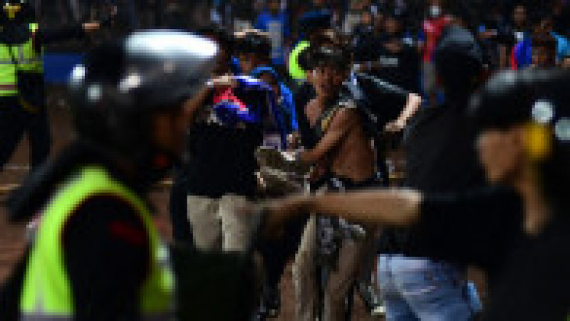 Octombrie 2022: O busculadă uriaşă, provocată de lansarea de gaze lacrimogene de către poliţie, s-a soldat cu 135 de morţi în rândul suporterilor indonezieni, la finalul unei partide disputate la Malang, în estul insulei Java. Sursa foto Profimedia Images | Poza 6 din 35