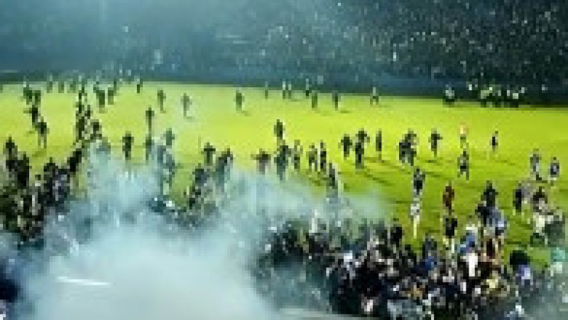 Octombrie 2022: O busculadă uriaşă, provocată de lansarea de gaze lacrimogene de către poliţie, s-a soldat cu 135 de morţi în rândul suporterilor indonezieni, la finalul unei partide disputate la Malang, în estul insulei Java. Sursa foto Profimedia Images | Poza 15 din 35
