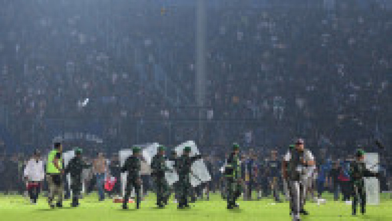 Octombrie 2022: O busculadă uriaşă, provocată de lansarea de gaze lacrimogene de către poliţie, s-a soldat cu 135 de morţi în rândul suporterilor indonezieni, la finalul unei partide disputate la Malang, în estul insulei Java. Sursa foto Profimedia Images | Poza 13 din 35