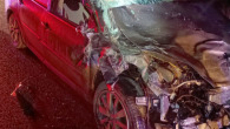 Doi bărbați au murit după impactul dintre două autoturisme și o autoutilitară pe DN73. Foto: ISU Brașov | Poza 2 din 4