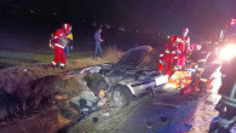 Doi bărbați au murit după impactul dintre două autoturisme și o autoutilitară pe DN73. Foto: ISU Brașov | Poza 4 din 4