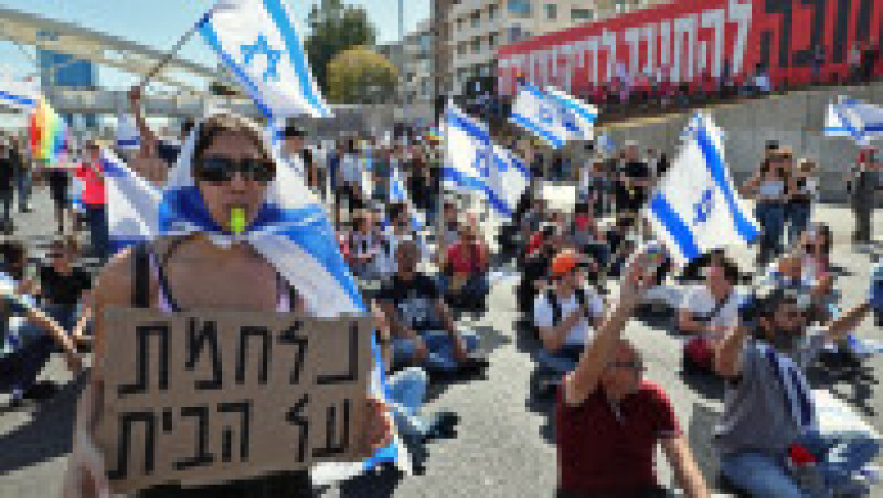 Protestatarii au blocat drumul spre aeroportul din Tel Aviv. Foto: Profimedia Images | Poza 2 din 8