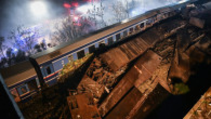 Cele două trenuri s-au lovit frontal după ce au circulat pe acelaşi tronson de cale ferată mai mulţi kilometri. Sursa foto Profimedia Images | Poza 27 din 32
