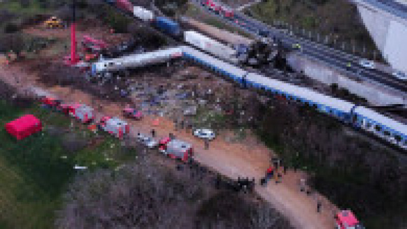 Cele două trenuri s-au lovit frontal după ce au circulat pe acelaşi tronson de cale ferată mai mulţi kilometri. Sursa foto Profimedia Images | Poza 9 din 34