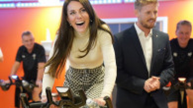 Prințul William și prințesa Kate s-au întrecut pe biciclete de spinning. Sursa foto: Profimedia Images | Poza 2 din 15