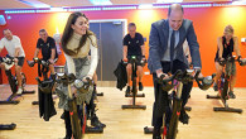 Prințul William și prințesa Kate s-au întrecut pe biciclete de spinning. Sursa foto: Profimedia Images | Poza 1 din 15