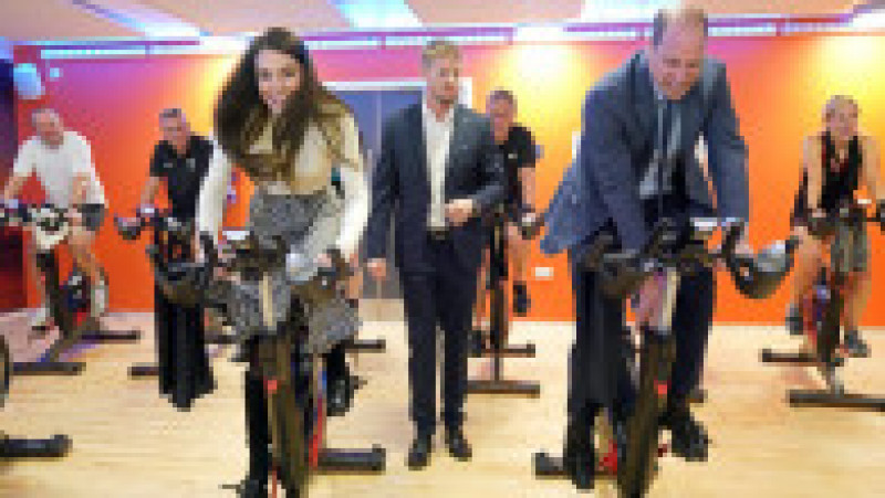 Prințul William și prințesa Kate s-au întrecut pe biciclete de spinning. Sursa foto: Profimedia Images | Poza 3 din 15