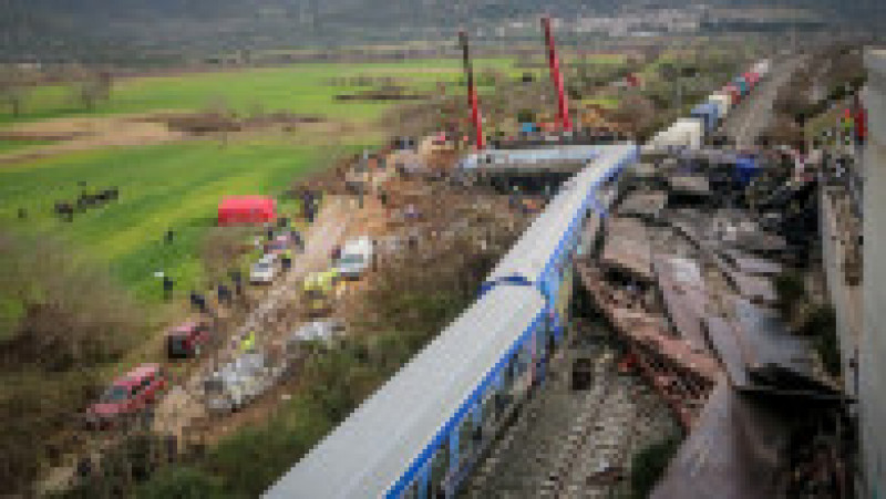 Cele două trenuri s-au lovit frontal după ce au circulat pe acelaşi tronson de cale ferată mai mulţi kilometri. Sursa foto Profimedia Images | Poza 17 din 34