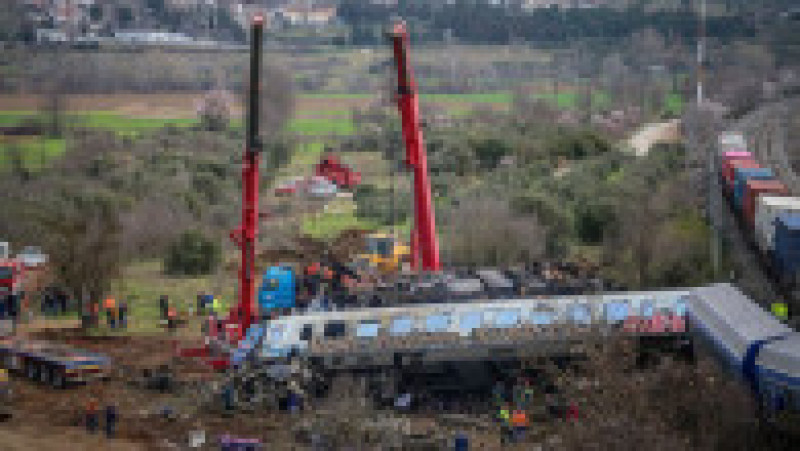 Cele două trenuri s-au lovit frontal după ce au circulat pe acelaşi tronson de cale ferată mai mulţi kilometri. Sursa foto Profimedia Images | Poza 8 din 8
