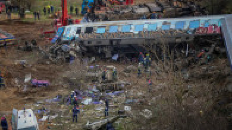 Cele două trenuri s-au lovit frontal după ce au circulat pe acelaşi tronson de cale ferată mai mulţi kilometri. Sursa foto Profimedia Images | Poza 17 din 32