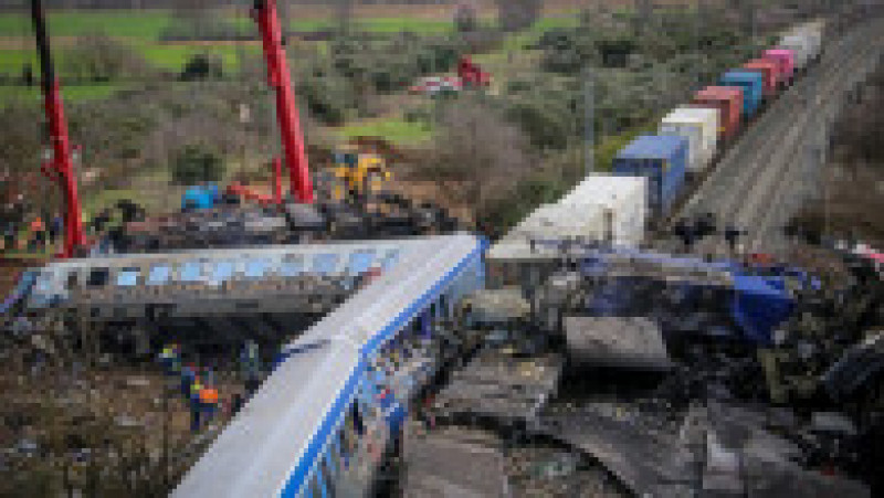 38 de oameni au murit și 85 au fost răniți, după ce două trenuri s-au ciocnit în Grecia. Foto: Profimedia | Poza 2 din 8