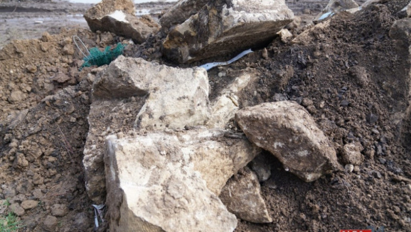 Sarcofagul a fost distrus în bucăți de excavatorul care l-a scos din pământ. Sursa foto: Alba24
