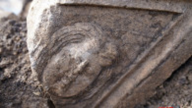 Sarcofagul are capul Medusei sculptat în piatră. Sursa foto: Alba24 | Poza 3 din 4