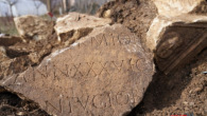 Inscripția, spun arheologii, ar data din secolul al II-lea. Sursa foto: Alba24 | Poza 2 din 4