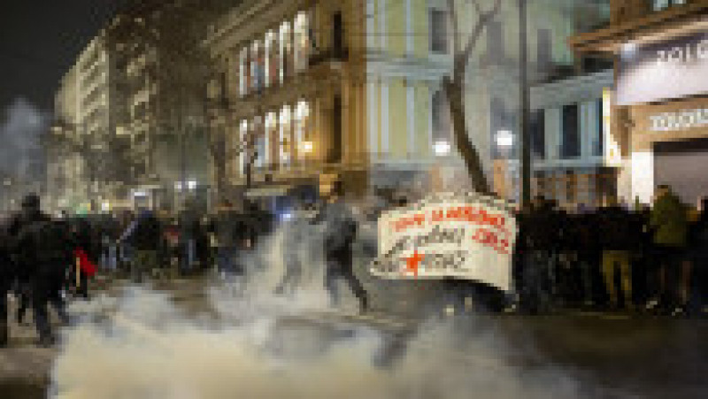Grecii sunt furioși după tragedia feroviară. Proteste în Atena și Salonic, oamenii s-au bătut cu polițiștii în fața companiei feroviare. FOTO: Profimedia Images | Poza 4 din 9