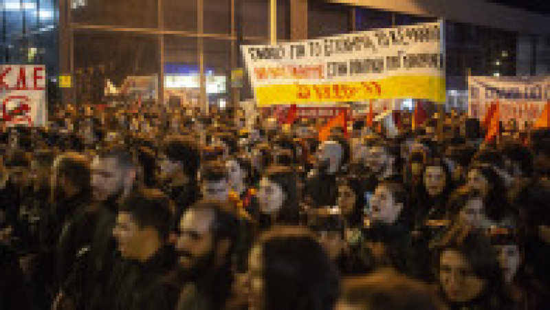 Grecii sunt furioși după tragedia feroviară. Proteste în Atena și Salonic, oamenii s-au bătut cu polițiștii în fața companiei feroviare. FOTO: Profimedia Images | Poza 5 din 9