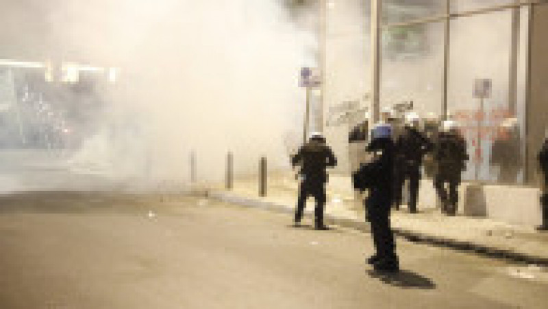 Grecii sunt furioși după tragedia feroviară. Proteste în Atena și Salonic, oamenii s-au bătut cu polițiștii în fața companiei feroviare. FOTO: Profimedia Images | Poza 1 din 9
