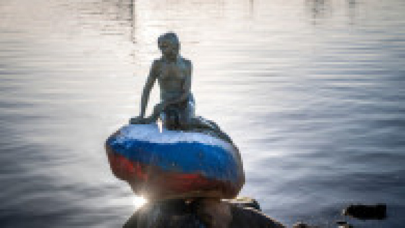 Mica Sirenă din Copenhaga a fost vopsită în culorile steagului Rusiei. Sursa foto Profimedia Images | Poza 2 din 5