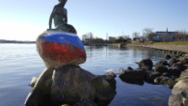 Mica Sirenă din Copenhaga a fost vopsită în culorile steagului Rusiei. Sursa foto Profimedia Images | Poza 1 din 5