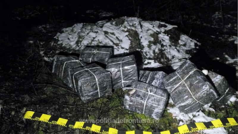 Pe malul râului Tisa, polițiștii de frontieră au descoperit 8 colete pline cu țigări de contrabandă. Sursa foto: Poliția de Frontieră