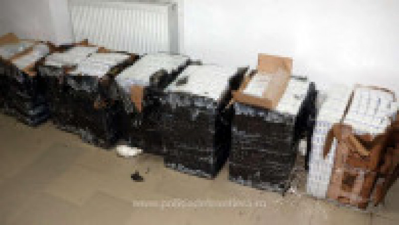 Întreaga cantitate de țigări, în valoare de peste 70.000 de lei, a fost confiscată. Sursa foto: Poliția de Frontieră | Poza 3 din 3