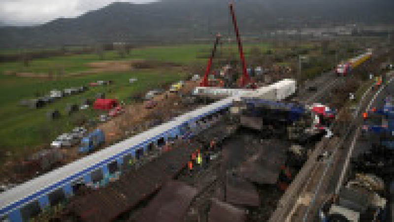 Cele două trenuri s-au lovit frontal după ce au circulat pe acelaşi tronson de cale ferată mai mulţi kilometri. Sursa foto Profimedia Images | Poza 32 din 34