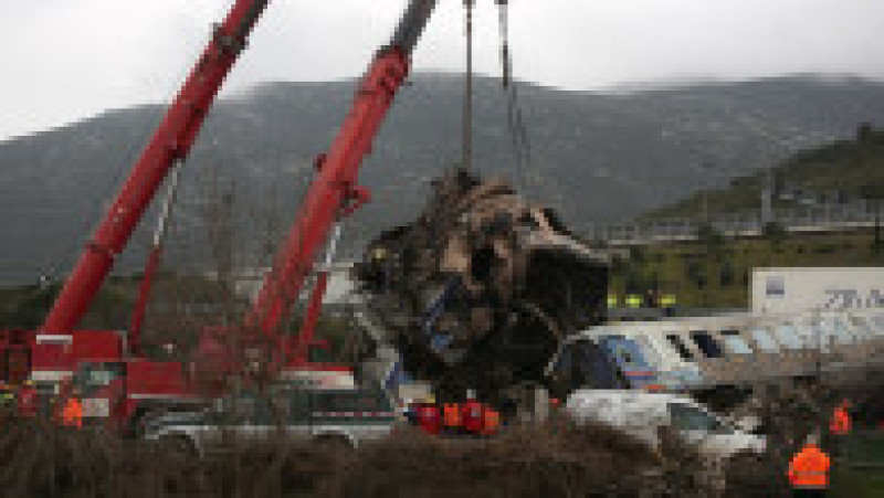 Cele două trenuri s-au lovit frontal după ce au circulat pe acelaşi tronson de cale ferată mai mulţi kilometri. Sursa foto Profimedia Images | Poza 5 din 32