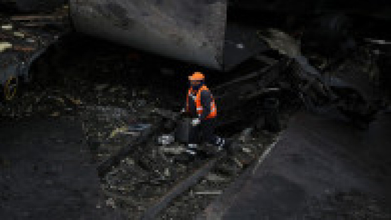 Cele două trenuri s-au lovit frontal după ce au circulat pe acelaşi tronson de cale ferată mai mulţi kilometri. Sursa foto Profimedia Images | Poza 4 din 32