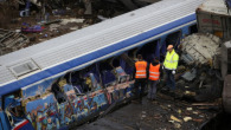Cele două trenuri s-au lovit frontal după ce au circulat pe acelaşi tronson de cale ferată mai mulţi kilometri. Sursa foto Profimedia Images | Poza 24 din 34