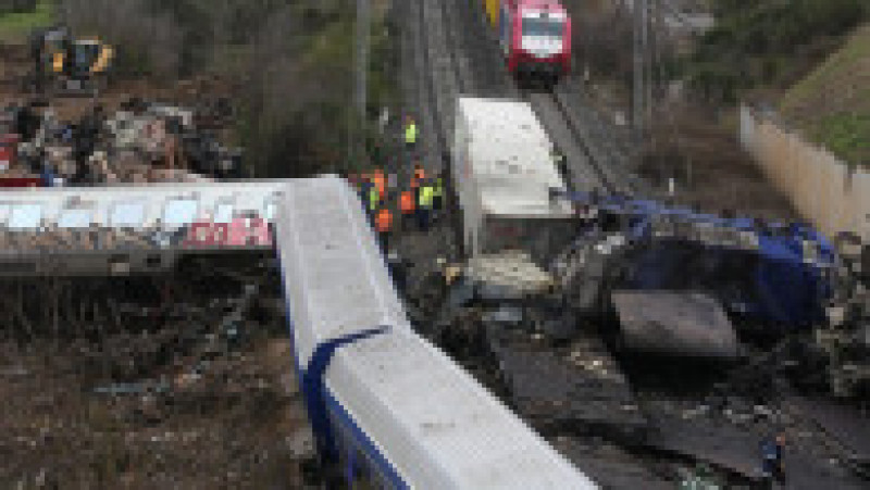 Cele două trenuri s-au lovit frontal după ce au circulat pe acelaşi tronson de cale ferată mai mulţi kilometri. Sursa foto Profimedia Images | Poza 10 din 16