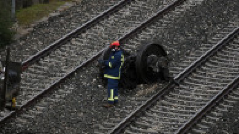 Cele două trenuri s-au lovit frontal după ce au circulat pe acelaşi tronson de cale ferată mai mulţi kilometri. Sursa foto Profimedia Images | Poza 10 din 32