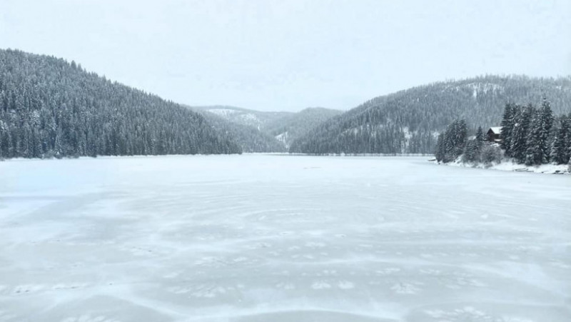 Lacul Beliș a fost acoperit de gravuri în gheață. Sursa foto: Apuseni Transilvania / Raul Ghiran