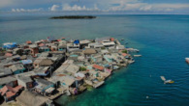 Oamenii care s-au mutat aici și-au construit case și au extins insula folosind tot ceea ce au putut găsi în ocean, inclusiv scoici, nisip, trunchiuri de copaci și gunoaie. Foto: Profimedia Images | Poza 4 din 11