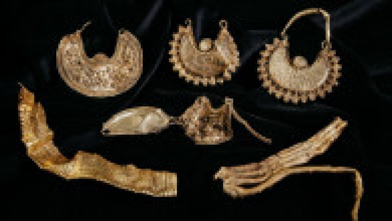Comoară medievală cu bijuterii masive din aur și monede de argint, găsită cu detectorul de metale FOTO: Profimedia Images | Poza 2 din 7