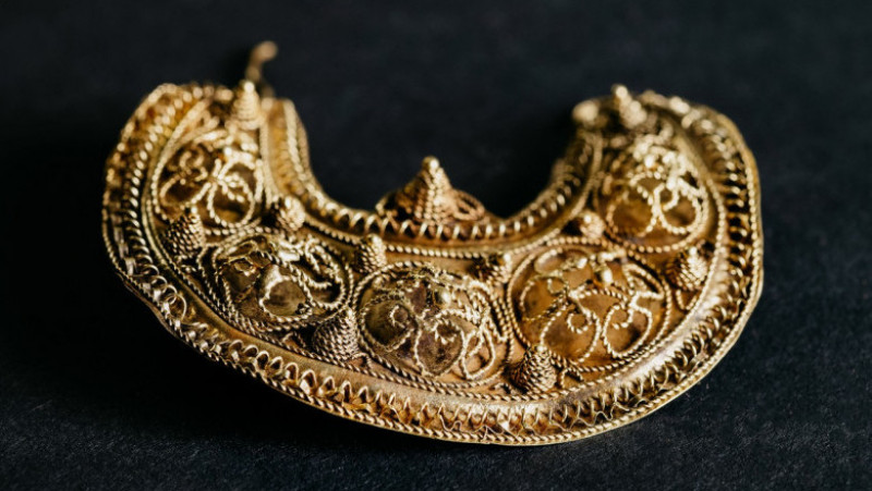 Comoară medievală cu bijuterii masive din aur și monede de argint, găsită cu detectorul de metale FOTO: Profimedia Images